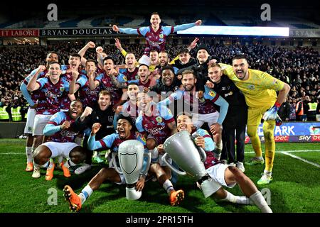 Blackburn, Großbritannien. 25. April 2023. Burnley feiert den Sieg in der Liga während des Sky Bet Championship-Spiels im Ewood Park, Blackburn. Das Bild sollte lauten: Gary Oakley/Sportimage Credit: Sportimage Ltd/Alamy Live News Stockfoto