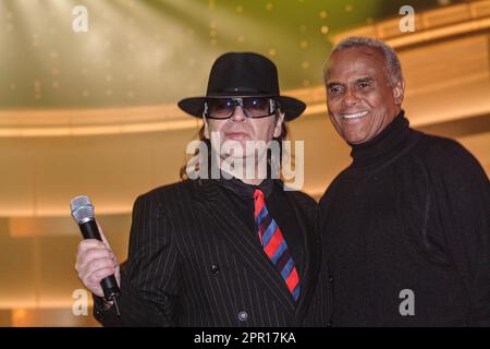 Leipzig, 12-19-2002, Harry Belafonte mit dem deutschen Sänger Udo Lindenberg auf der ARD-Wohltätigkeitsgala "Jose Carreras-Gala 2002", Leipzig, Dezember 19, Stockfoto