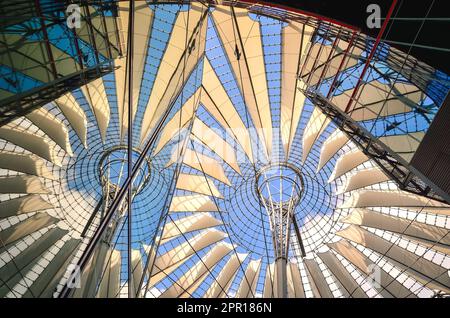 Berlin - 30. April 2014: Das Sony Center am Potsdamer Platz. Das Sony Center am Potsdamer Platz ist ein von Sony gesponserter Gebäudekomplex, Stockfoto