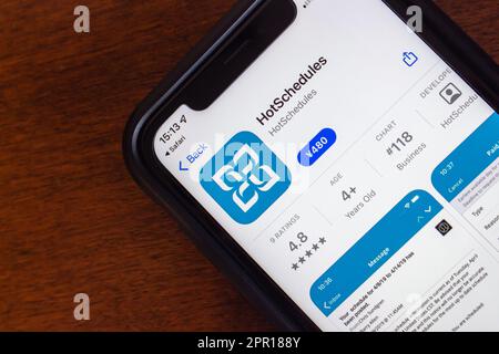 HotSchedules-App im App Store auf einem iPhone. HotSchedules ist eine webbasierte Schichtmanagementanwendung des texanischen Unternehmens hotschedules, inc Stockfoto