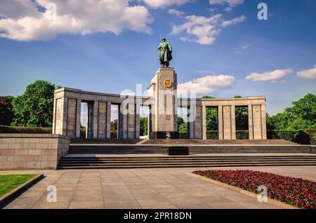 Berlin - 30. April 2014: Denkmal sowjetischer Soldaten in Berlin Stockfoto