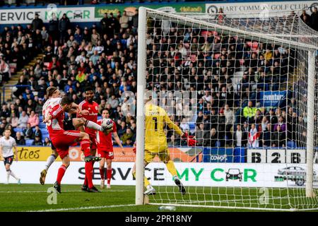 Bolton, Großbritannien. 25. April 2023. Kyle Dempsey #22 von Bolton Wanderers hat beim Sky Bet League 1 Spiel Bolton Wanderers vs Accrington Stanley am University of Bolton Stadium, Bolton, Großbritannien, 25. April 2023 (Foto von Ben Roberts/News Images) in Bolton, Großbritannien, am 4./25. April 2023 einen Schuss erhalten. (Foto: Ben Roberts/News Images/Sipa USA) Guthaben: SIPA USA/Alamy Live News Stockfoto