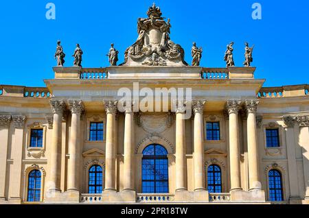 Berlin - 3. Mai 2014: Humboldt-Universität Berlin. Das alte Universitätsgebäude am Bebelplatz ist eine der ältesten Universitäten Berlins, gegründet in Stockfoto