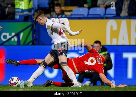 Bolton, Großbritannien. 25. April 2023. Matt Lowe #9 von Accrington Stanley nimmt Conor Bradley #21 von Bolton Wanderers während des Sky Bet League 1-Spiels Bolton Wanderers vs Accrington Stanley am University of Bolton Stadium, Bolton, Großbritannien, 25. April 2023 (Foto von Ben Roberts/News Images) in Bolton, Großbritannien, am 4./25. April 2023 auf. (Foto: Ben Roberts/News Images/Sipa USA) Guthaben: SIPA USA/Alamy Live News Stockfoto