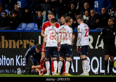 Bolton, Großbritannien. 25. April 2023. Sean McConville #11 von Accrington Stanley wird während des Sky Bet League 1 Spiels Bolton Wanderers vs Accrington Stanley am University of Bolton Stadium, Bolton, Großbritannien, 25. April 2023 (Foto von Ben Roberts/News Images) in Bolton, Großbritannien, am 4./25. April 2023 behandelt. (Foto: Ben Roberts/News Images/Sipa USA) Guthaben: SIPA USA/Alamy Live News Stockfoto