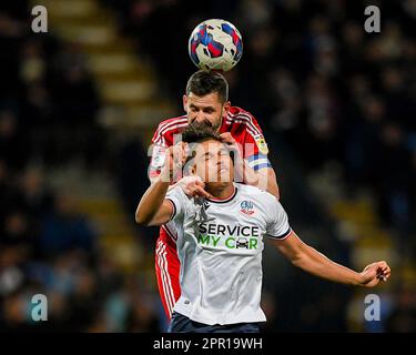 Bolton, Großbritannien. 25. April 2023. Shola Shoretire #17 von Bolton Wanderers leitet den Ball während des Spiels der Sky Bet League 1 von Bolton Wanderers vs. Accrington Stanley an der University of Bolton Stadium, Bolton, Großbritannien, 25. April 2023 (Foto von Ben Roberts/News Images) in Bolton, Großbritannien, am 4./25. April 2023. (Foto: Ben Roberts/News Images/Sipa USA) Guthaben: SIPA USA/Alamy Live News Stockfoto