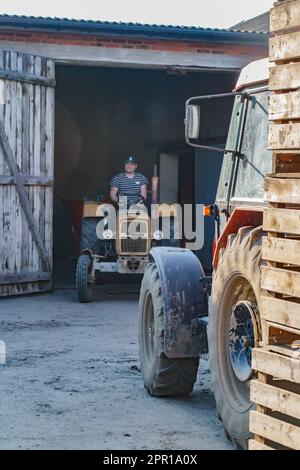 Ein Traktor, der aus einer Scheune gefahren wird Stockfoto