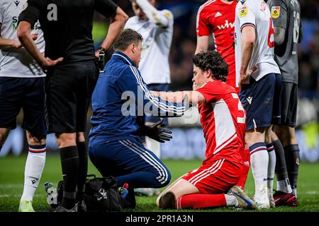 Bolton, Großbritannien. 25. April 2023. Doug Tharme #34 von Accrington Stanley wird während des Sky Bet League 1 Spiels Bolton Wanderers vs Accrington Stanley am University of Bolton Stadium, Bolton, Großbritannien, 25. April 2023 (Foto von Ben Roberts/News Images) in Bolton, Großbritannien, am 4./25. April 2023 behandelt. (Foto: Ben Roberts/News Images/Sipa USA) Guthaben: SIPA USA/Alamy Live News Stockfoto