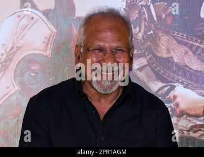 Mumbai, Indien. 25. April 2023. Mani Ratnam, indischer Regisseur, lächelt während der Pressekonferenz seines bevorstehenden Films Ponniyin Selvan (PS-2) in Mumbai. Der Film wird am 28. April 2023 in den Theatern in Tamil, Telugu, Malayalam, Kannada und Hindi veröffentlicht. Kredit: SOPA Images Limited/Alamy Live News Stockfoto