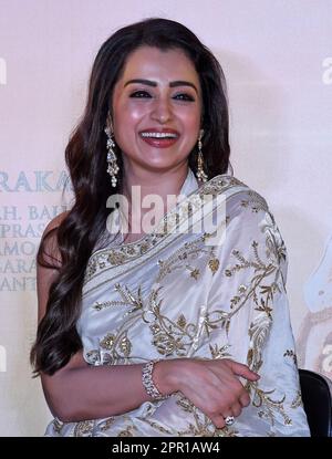 Mumbai, Indien. 25. April 2023. Die indische Schauspielerin und Model Trisha Krishnan wird während der Pressekonferenz ihres bevorstehenden Films Ponniyin Selvan (PS-2) in Mumbai gesehen. Der Film wird am 28. April 2023 in den Theatern in Tamil, Telugu, Malayalam, Kannada und Hindi veröffentlicht. Kredit: SOPA Images Limited/Alamy Live News Stockfoto