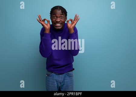 Porträt eines lustigen, dunkelhäutigen jungen afrikaners im Studio Stockfoto