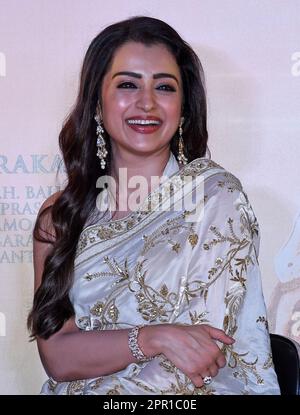 Mumbai, Indien. 25. April 2023. Die indische Schauspielerin und Model Trisha Krishnan wird während der Pressekonferenz ihres bevorstehenden Films Ponniyin Selvan (PS-2) in Mumbai gesehen. Der Film wird am 28. April 2023 in den Theatern in Tamil, Telugu, Malayalam, Kannada und Hindi veröffentlicht. (Foto: Ashish Vaishnav/SOPA Images/Sipa USA) Guthaben: SIPA USA/Alamy Live News Stockfoto