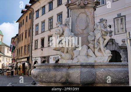 Ljubljana, Slowenien, der berühmte Robb-Brunnen, entworfen im Stil der schönsten barocken römischen Brunnen. Stockfoto