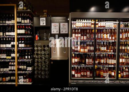 Bio-Weine vom Fass oder vom Fass und wiederverwendbare Weinflaschen in einem Supermarkt in Paris, Frankreich. Le Vin à la tireuse. Stockfoto