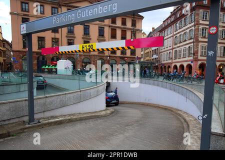 Ein Auto fährt hinein, während ein anderes die Tiefgarage des Parcus am Place Gutenberg in Grande-Île de Straßburg verlässt. Stockfoto