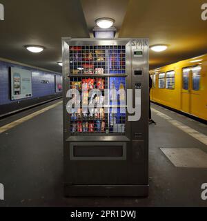 Manipulationssicherer Verkaufsautomat an der U-Bahn-Station Weinmeisterstraße Berlin. Ein Edelstahlgefängnis für Snacks und Süßigkeiten. Stockfoto