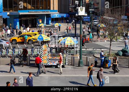 Leute, Servicemitarbeiter vor Pennsylvania Station und Moynihan Station in Midtown Manhattan, New York. 13. April 2023. Stockfoto