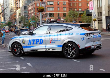 Ein Ford Mustang Mach-E GT Polizeikreuzer in Manhattan, New York. Elektrisches nypd-Polizeiauto Stockfoto