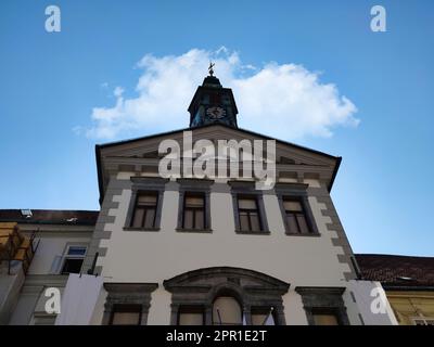 Das Rathaus, in dem sich die städtischen Büros von Ljubljana befinden, ist ein herausragender Barockpalast mit venezianischen Einflüssen. Stockfoto