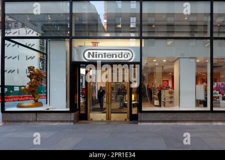 Nintendo NY, 10 Rockefeller Plaza, New York, NYC, Storefront eines Videospielgeschäfts in Midtown Manhattan. Stockfoto