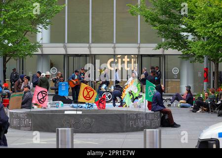25. April 2023, Extinction Rebellion inszeniert einen Sit-in vor dem Citi-Hauptquartier in New York. Sie wollen, dass Citigroup die Finanzierung von Unternehmen für fossile Brennstoffe einstellt. Stockfoto