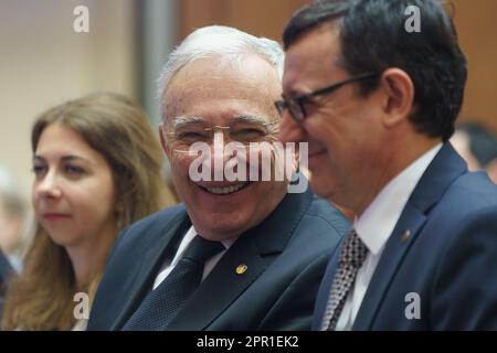 Bukarest, Rumänien. 25. April 2023: Gouverneur Mugur Isarescu, der Gouverneur der rumänischen Nationalbank, lacht zusammen mit Octavian Armasu, dem Gouverneur der moldauischen Nationalbank, auf der BNR-ASE-Jahreskonferenz in Rumänien. Kredit: Lucian Alecu/Alamy Live News Stockfoto