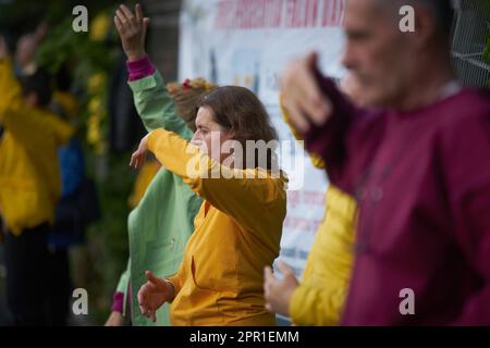 Bukarest, Rumänien. 25. April 2023: Kundgebung von Falun Gong-Anhängern aus Rumänien gegen die chinesische Verfolgung von Falun Gong-Praktizierenden in China vor der chinesischen Botschaft in Bukarest. Kredit: Lucian Alecu/Alamy Live News Stockfoto