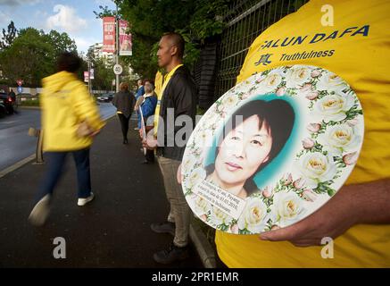 Bukarest, Rumänien. 25. April 2023: Falun Gong-Anhänger aus Rumänien mit Porträts von mutmaßlichen Opfern, die in China gefoltert wurden, protestieren gegen die chinesische Verfolgung von Falun Gong-Praktizierenden in China vor der chinesischen Botschaft in Bukarest. Kredit: Lucian Alecu/Alamy Live News Stockfoto