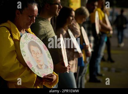 Bukarest, Rumänien. 25. April 2023: Falun Gong-Anhänger aus Rumänien mit Porträts von mutmaßlichen Opfern, die in China gefoltert wurden, protestieren gegen die chinesische Verfolgung von Falun Gong-Praktizierenden in China vor der chinesischen Botschaft in Bukarest. Kredit: Lucian Alecu/Alamy Live News Stockfoto