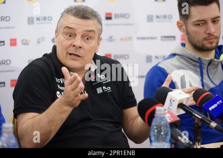 Bukarest, Rumänien. 25. April 2023: Xavier Pascual Fuertes, Trainer der rumänischen Handballnationalmannschaft, hält vor dem Spiel gegen Österreich im vorletzten Spiel der EHF EURO 2024 Qualifikationsspiele FÜR MÄNNER in Bukarest eine Pressekonferenz ab. Kredit: Lucian Alecu/Alamy Live News Stockfoto