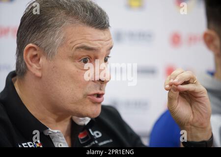 Bukarest, Rumänien. 25. April 2023: Xavier Pascual Fuertes, Trainer der rumänischen Handballnationalmannschaft, hält vor dem Spiel gegen Österreich im vorletzten Spiel der EHF EURO 2024 Qualifikationsspiele FÜR MÄNNER in Bukarest eine Pressekonferenz ab. Kredit: Lucian Alecu/Alamy Live News Stockfoto