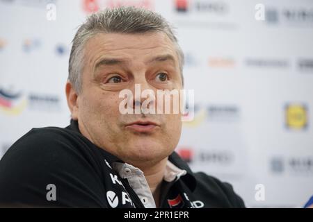 Bukarest, Rumänien. 25. April 2023: Xavier Pascual Fuertes, Trainer der rumänischen Handballnationalmannschaft, hält vor dem Spiel gegen Österreich im vorletzten Spiel der EHF EURO 2024 Qualifikationsspiele FÜR MÄNNER in Bukarest eine Pressekonferenz ab. Kredit: Lucian Alecu/Alamy Live News Stockfoto