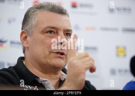 Bukarest, Rumänien. 25. April 2023: Xavier Pascual Fuertes, Trainer der rumänischen Handballnationalmannschaft, hält vor dem Spiel gegen Österreich im vorletzten Spiel der EHF EURO 2024 Qualifikationsspiele FÜR MÄNNER in Bukarest eine Pressekonferenz ab. Kredit: Lucian Alecu/Alamy Live News Stockfoto