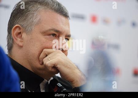 Bukarest, Rumänien. 25. April 2023: Xavier Pascual Fuertes, Trainer der rumänischen Handballnationalmannschaft, hält vor dem Spiel gegen Österreich im vorletzten Spiel der EHF EURO 2024 Qualifikationsspiele FÜR MÄNNER in Bukarest eine Pressekonferenz ab. Kredit: Lucian Alecu/Alamy Live News Stockfoto