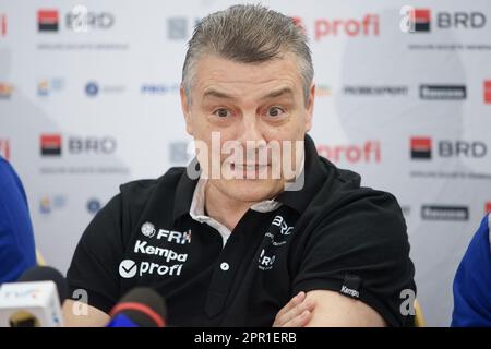 Bukarest, Rumänien. 25. April 2023: Xavier Pascual Fuertes, Trainer der rumänischen Handballnationalmannschaft, hält vor dem Spiel gegen Österreich im vorletzten Spiel der EHF EURO 2024 Qualifikationsspiele FÜR MÄNNER in Bukarest eine Pressekonferenz ab. Kredit: Lucian Alecu/Alamy Live News Stockfoto