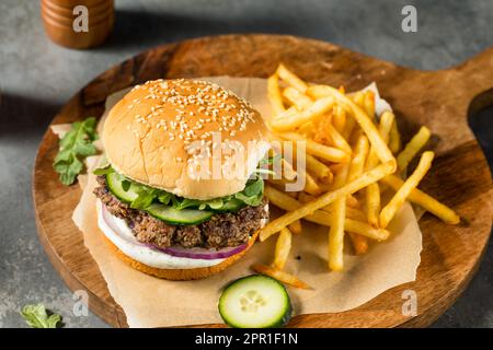 Hausgemachter, gesunder Lamm-Burger mit Pommes frites Stockfoto