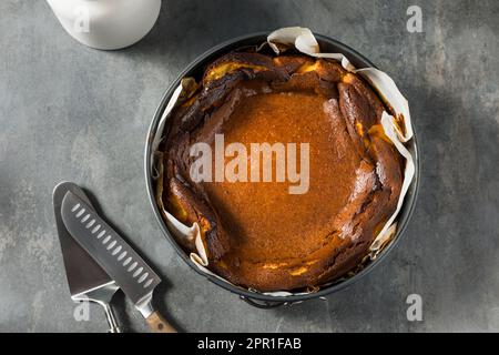Gebrannter baskischer Käsekuchen in einer Pfanne, fertig zum Essen Stockfoto