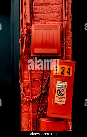 Versorgungsleitung in einer Gasse in der Innenstadt von Big Rapids im Zentrum von Michigan, USA Stockfoto
