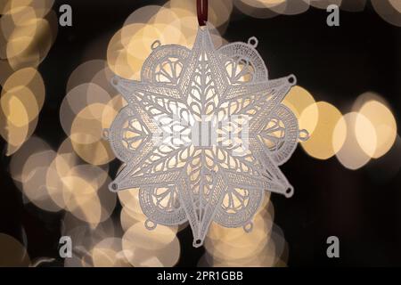 Die Weihnachtsbeleuchtung von einem zu Weihnachten dekorierten Fenster im Zentrum von Michigan, USA Stockfoto