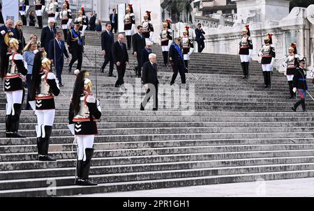 Rom, Italien. 25. April 2023. Der italienische Präsident Sergio Mattarella (C) nimmt am 25. April 2023 an einer Feier zum italienischen Befreiungstag in Rom Teil. Während Italien am Dienstag den 78. Jahrestag der Befreiung des Landes vom Faschismus feierte, rief Premierministerin Giorgia Meloni zu mehr Einheit unter den Italienern auf. Kredit: Alberto Lingria/Xinhua/Alamy Live News Stockfoto