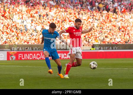 Lisboa, Portugal. 23. April 2023. Bernardo Vital von Estoril Praia und Goncalo Ramos von Benfica in Aktion während des Spiels der portugiesischen Fußballliga zwischen Benfica und Estoril Praia. Endergebnis: Benfica 1-0 Estoril Praia (Foto: Nuno Branco/SOPA Images/Sipa USA) Gutschrift: SIPA USA/Alamy Live News Stockfoto