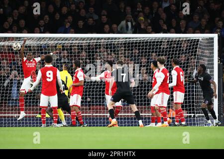 London, Großbritannien. 25. April 2023. West Ham United U18s erzielt am 25. April 2023 im Emirates Stadium in London das vierte Tor beim Finale des FA Youth Cup zwischen Arsenal U18 und West Ham Utd U18. Foto: Joshua Smith. Nur redaktionelle Verwendung, Lizenz für kommerzielle Verwendung erforderlich. Keine Verwendung bei Wetten, Spielen oder Veröffentlichungen von Clubs/Ligen/Spielern. Kredit: UK Sports Pics Ltd/Alamy Live News Stockfoto