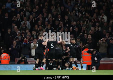 London, Großbritannien. 25. April 2023. West Ham United U18s feiert am 25. April 2023 im Emirates Stadium in London das fünfte Tor des FA Youth Cup zwischen Arsenal U18 und West Ham Utd U18. Foto: Joshua Smith. Nur redaktionelle Verwendung, Lizenz für kommerzielle Verwendung erforderlich. Keine Verwendung bei Wetten, Spielen oder Veröffentlichungen von Clubs/Ligen/Spielern. Kredit: UK Sports Pics Ltd/Alamy Live News Stockfoto