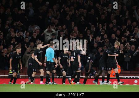 London, Großbritannien. 25. April 2023. West Ham United U18s feiert am 25. April 2023 im Emirates Stadium in London das vierte Tor beim Finale des FA Youth Cup zwischen Arsenal U18 und West Ham Utd U18. Foto: Joshua Smith. Nur redaktionelle Verwendung, Lizenz für kommerzielle Verwendung erforderlich. Keine Verwendung bei Wetten, Spielen oder Veröffentlichungen von Clubs/Ligen/Spielern. Kredit: UK Sports Pics Ltd/Alamy Live News Stockfoto