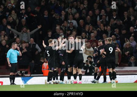 London, Großbritannien. 25. April 2023. West Ham United U18s feiert am 25. April 2023 im Emirates Stadium in London das fünfte Tor des FA Youth Cup zwischen Arsenal U18 und West Ham Utd U18. Foto: Joshua Smith. Nur redaktionelle Verwendung, Lizenz für kommerzielle Verwendung erforderlich. Keine Verwendung bei Wetten, Spielen oder Veröffentlichungen von Clubs/Ligen/Spielern. Kredit: UK Sports Pics Ltd/Alamy Live News Stockfoto