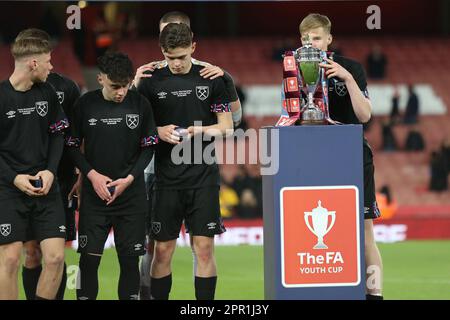 London, Großbritannien. 25. April 2023. Callum Marshall von West Ham United U18s küsst nach dem Finale des FA Youth Cup zwischen Arsenal U18 und West Ham Utd U18 im Emirates Stadium, London, England am 25. April 2023 die Trophäe des FA Youth Cup. Foto: Joshua Smith. Nur redaktionelle Verwendung, Lizenz für kommerzielle Verwendung erforderlich. Keine Verwendung bei Wetten, Spielen oder Veröffentlichungen von Clubs/Ligen/Spielern. Kredit: UK Sports Pics Ltd/Alamy Live News Stockfoto