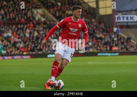 Barnsley, Großbritannien. 25. April 2023. Bobby Thomas #12 von Barnsley mit dem Ball während des Spiels der Sky Bet League 1 Barnsley gegen Ipswich Town in Oakwell, Barnsley, Großbritannien, 25. April 2023 (Foto von Alfie Cosgrove/News Images) in Barnsley, Großbritannien, am 4./25. April 2023. (Foto: Alfie Cosgrove/News Images/Sipa USA) Kredit: SIPA USA/Alamy Live News Stockfoto