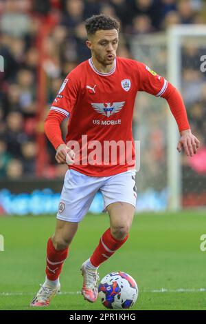 Barnsley, Großbritannien. 25. April 2023. Jordan Williams #2 of Barnsley with the Ball during the Sky Bet League 1 Match Barnsley vs Ipswich Town at Oakwell, Barnsley, Großbritannien, 25. April 2023 (Foto von Alfie Cosgrove/News Images) in Barnsley, Großbritannien, am 4./25. April 2023. (Foto: Alfie Cosgrove/News Images/Sipa USA) Kredit: SIPA USA/Alamy Live News Stockfoto