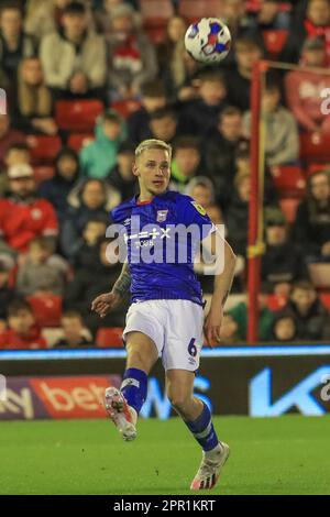 Barnsley, Großbritannien. 25. April 2023. Luke Woolfenden #6 von Ipswich Town spielt den Ball während des Spiels Barnsley vs Ipswich Town der Sky Bet League 1 in Oakwell, Barnsley, Großbritannien, 25. April 2023 (Foto von Alfie Cosgrove/News Images) in Barnsley, Großbritannien, am 4./25. April 2023. (Foto: Alfie Cosgrove/News Images/Sipa USA) Kredit: SIPA USA/Alamy Live News Stockfoto