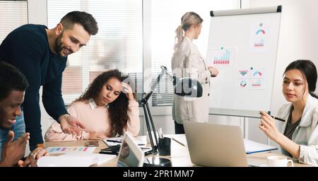 Gruppe von Kollegen im Büro. Bannerdesign Stockfoto